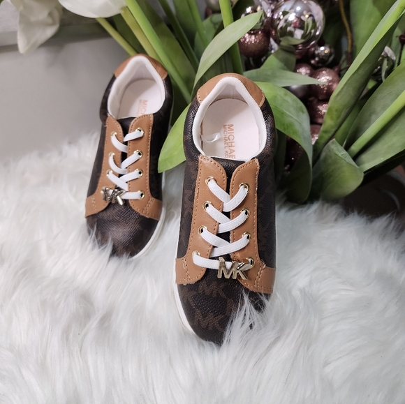 Michael Kors Big Girls Sneaker Size10